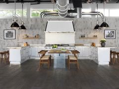 Cucina professionale su misura in acciaio con penisola&nbsp;MILK WHITE & SATIN NICKEL - OFFICINE GULLO