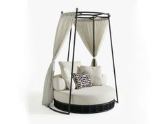 Letto da giardino rotondo in tessuto a baldacchino con parasole&nbsp;DESTINA - NURHAS MOBILYA SANAYI VE TICARET