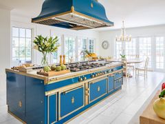 Cucina professionale su misura in acciaio con isola&nbsp;OCEAN BLUE & BURNISHED BRASS - OFFICINE GULLO