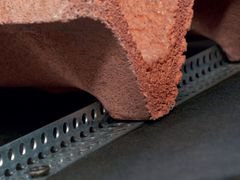 Elemento e griglia di ventilazione&nbsp;LISTELLO ANGOLARE DI ANCORAGGIO TEGOLE - OFFICINE RASERA