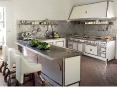 Cucina professionale in acciaio in stile moderno con isola con maniglie&nbsp;PEARL WHITE & BRUSHED NICKEL - OFFICINE GULLO