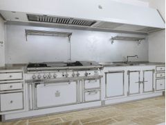 Cucina lineare professionale su misura in acciaio&nbsp;PEARL WHITE & POLISHED CHROME - OFFICINE GULLO