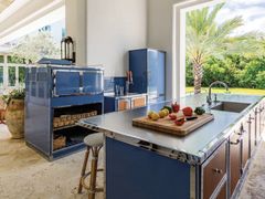 Cucina professionale su misura in acciaio con isola&nbsp;PIGEON BLUE & POLISHED CHROME - OFFICINE GULLO