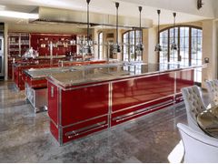 Cucina professionale su misura in acciaio con isola&nbsp;RUBIN RED & BRUSHED NICKEL - OFFICINE GULLO
