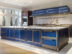 Cucina professionale su misura in acciaio con isola&nbsp;SAPPHIRE BLUE & BURNISHED BRASS - OFFICINE GULLO