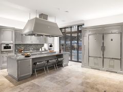 Cucina professionale su misura in acciaio con isola&nbsp;SOFT GREY & SATIN NICKEL - OFFICINE GULLO