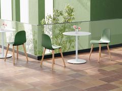 Sedia in polipropilene con gambe in legno&nbsp;KLOK - SELLEX