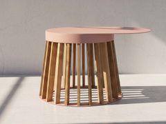 Tavolino ovale in alluminio e teak&nbsp;UD SERVE SMALL TEAK UDSS - BEIGEROT EDITION - WOOMEY & K