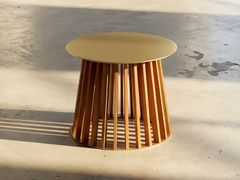 Tavolino rotondo in alluminio e teak&nbsp;UD SERVE SMALL TEAK UWSR 80 - WOOMEY & K