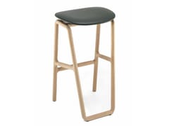 Sgabello alto in legno con seduta imbottita&nbsp;MARSHALL - WOAK