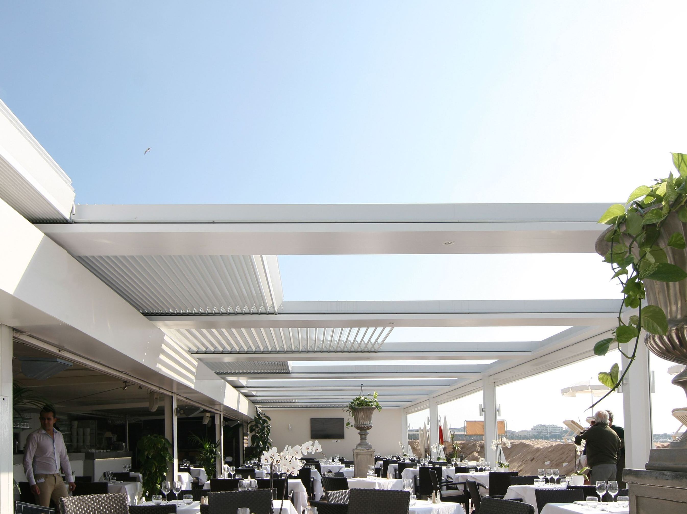 Pergola addossata in alluminio a lamelle impacchettabili