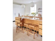 ANGLE by Form & Refine - Sgabello pieghevole basso in rovere - 5