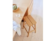 ANGLE by Form & Refine - Sgabello pieghevole basso in rovere - 6