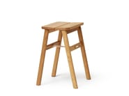 ANGLE by Form & Refine - Sgabello pieghevole basso in rovere - 2