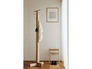 ANGLE by Form & Refine - Sgabello pieghevole basso in rovere - 7