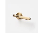 LINEAR by Lo & Co Interiors - Maniglia in ottone su rosetta - 2