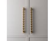 FORMA PULL by Lo & Co Interiors - Maniglia per mobili in ottone - 14