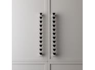 FORMA PULL by Lo & Co Interiors - Maniglia per mobili in ottone - 8