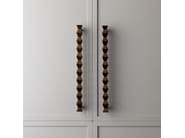 FORMA PULL by Lo & Co Interiors - Maniglia per mobili in ottone - 11
