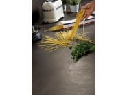 URBAN ANTRACITE by Sapienstone - Top cucina in gres porcellanato effetto cemento - 3