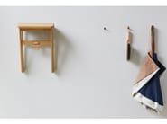 ANGLE by Form & Refine - Sgabello pieghevole basso in rovere - 10