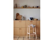 ANGLE STANDARD 65 by Form & Refine - Sgabello alto in faggio con poggiapiedi - 6