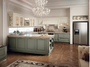Cucine Lube Pantheon — классическая кухня с островом, зелёные фасады и белые витрины