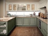 Cucine Lube Pantheon — угловая компоновка, матовые фасады оливкового оттенка
