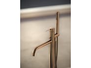 VELIS by Nobili - Miscelatore per vasca da terra monocomando con doccetta - 4