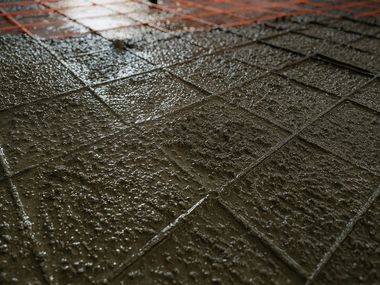 Lightweight concretes and consolidation systems