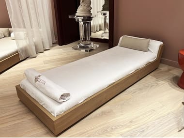 AKT GROUP, CODE - MADEIRA Chaise longue indoor con piedi in acciaio inox satinato e struttura in legno rovere naturale o noce