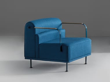 Poltrona in tessuto con braccioli ALPE Mobboli