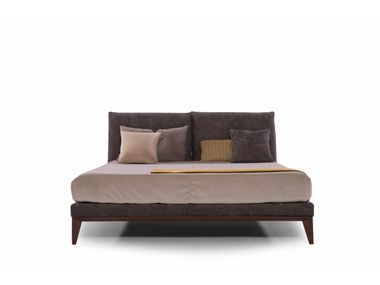 Letto matrimoniale in tessuto con testiera imbottita LESTER Able