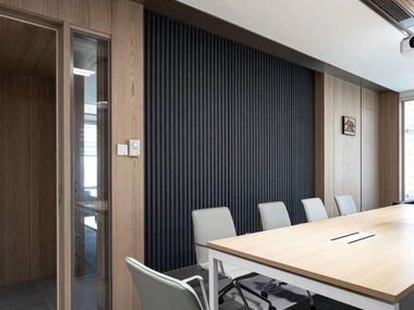 Pannello acustico in PET riciclato a parete WAVE-PATTERNED BURGEREE