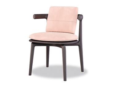 Poltroncina in legno massello con braccioli con seduta imbottita HIMBA INDOOR Baxter