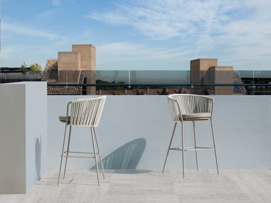 DAISY ROPE High metal stool with armrests By Vermobil