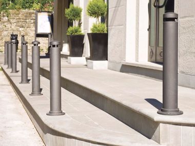 Cast iron bollard post with chains DHALIA Neri