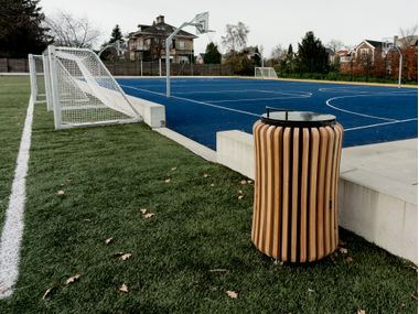 Outdoor steel and wood litter bin with lid INSTINCT SMALL Decona
