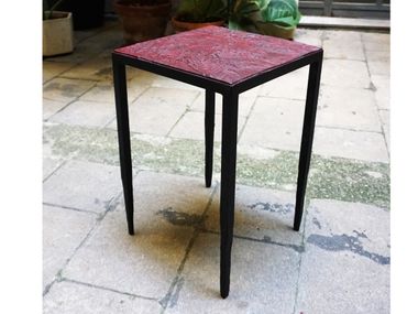 Mesa de centro quadrada em aço EMPREINTES ICI ET LÀ