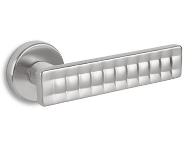 Maniglia in ottone su rosetta MABELLE Ento