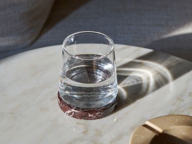 Glasuntersetzer aus rotem Levanto-Marmor MÉMOIRE DE MATIÈRE FANTIBOZZETTIMENEGON