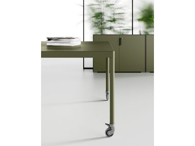 FIL ROUGE Square wooden office desk with casters By Las Mobili | design ...