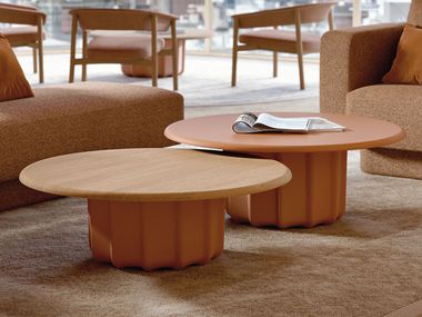 Low coffee table with central base SABREE FREZZA
