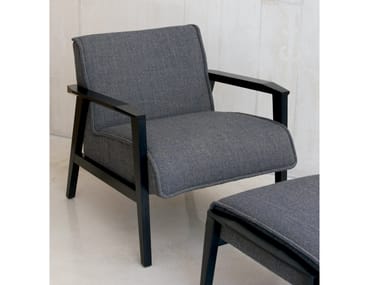 Poltrona in tessuto con braccioli FUSTA Lebom