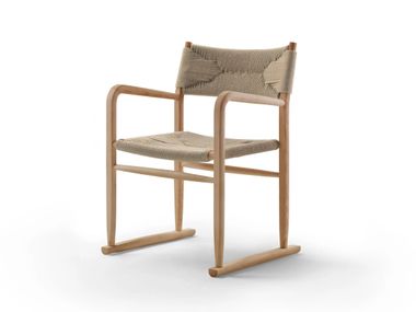 Sedia da giardino a slitta in iroko con braccioli KIM OUTDOOR Flexform