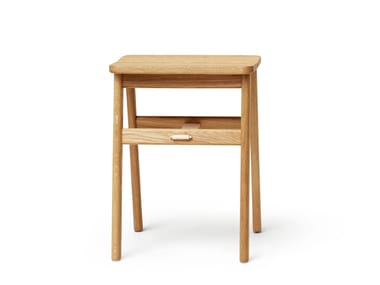 Form & Refine, ANGLE Sgabello pieghevole basso in rovere