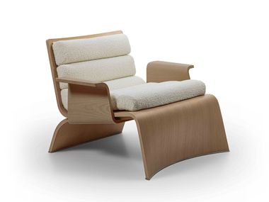 Poltrona con struttura in legno e braccioli LINDA Frigerio