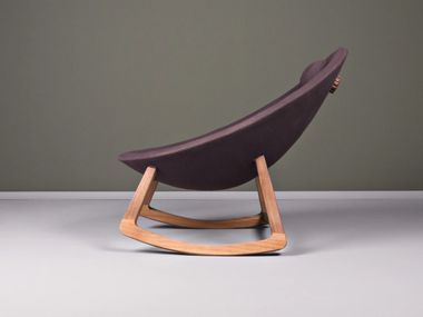 Poltrona a dondolo in legno con schienale alto MINAS HOOKL und STOOL