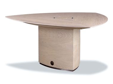 Mesa de reunião triangular de madeira com tomadas elétricas CONNECT HURTADO