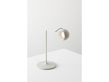 IXA Lampada da scrivania orientabile in metallo By Artemide | design ...